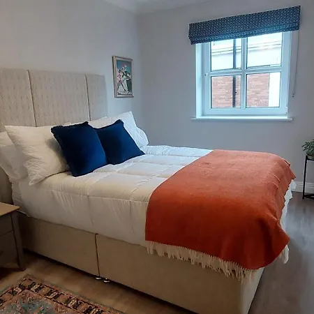 Tastefully Refurbed 2bed - 3 Mins To Trinity & Docks Appartement