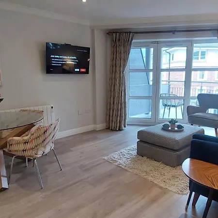 Tastefully Refurbed 2bed - 3 Mins To Trinity & Docks *